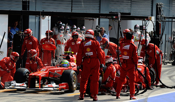 El F2012 de Massa, durante un pitstop.