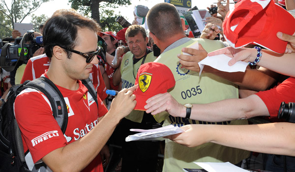 Massa, firmando autógrafos en Monza.