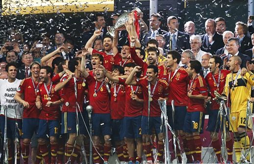 Los jugadores españoles levantan la Eurocopa.