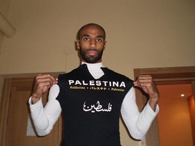 Kanouté muestra una camiseta de apoyo a Palestina.