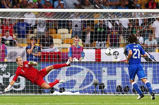 Pirlo marca su gol de penalti ante Inglaterra en la Eurocopa.