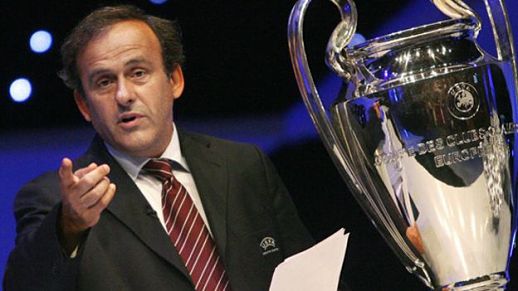 Michel Platini, presidente de la UEFA, junto al trofeo de la Champions.