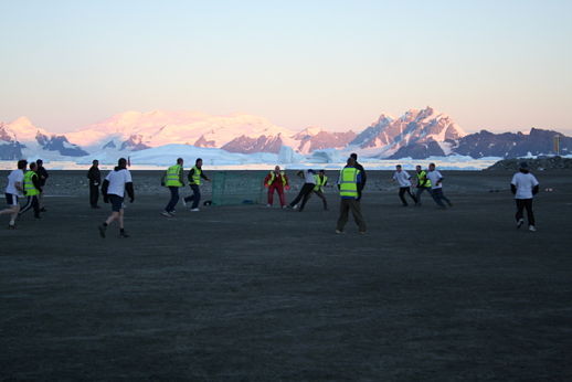 Imagen de un partido del Rothera FC contra el Morrison en la Antártida (BAS).