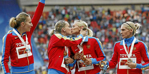 Momento del beso entre las atletas en el podio.