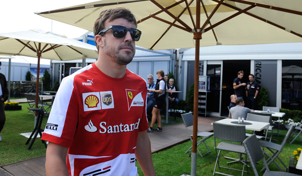 Alonso, llegando a la rueda de prensa.
