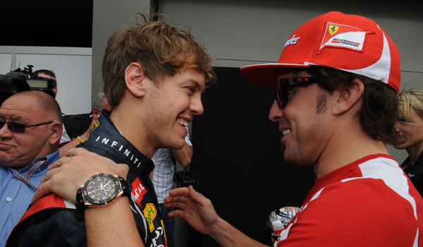 Alonso, saludando a Vettel.
