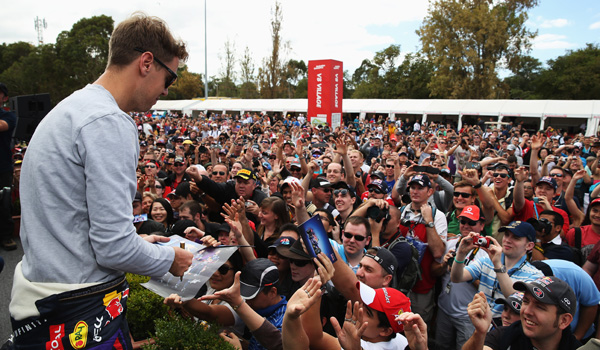 Vettel, firmando autógrafos en Melbourne.