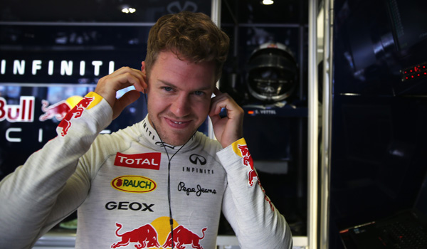 Vettel, en el box de Red Bull.