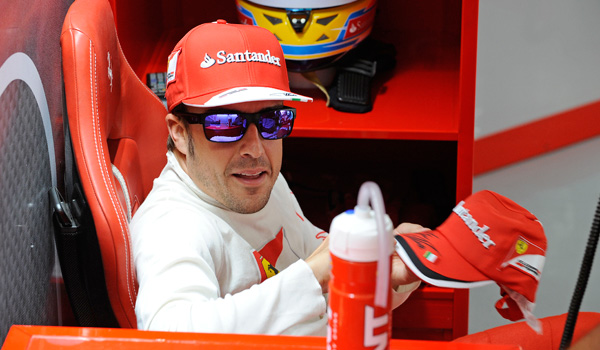 Alonso, en el box de su equipo.