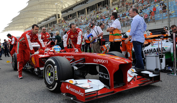 Mecánicos de Ferrari con el F138.