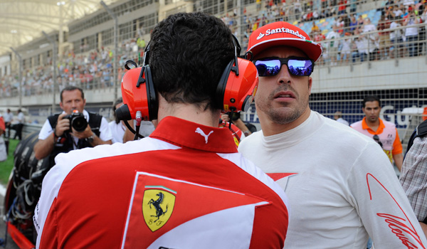 Fernando Alonso, con Andrea Stella.
