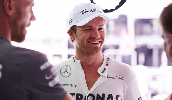 Rosberg, feliz tras lograr la pole.