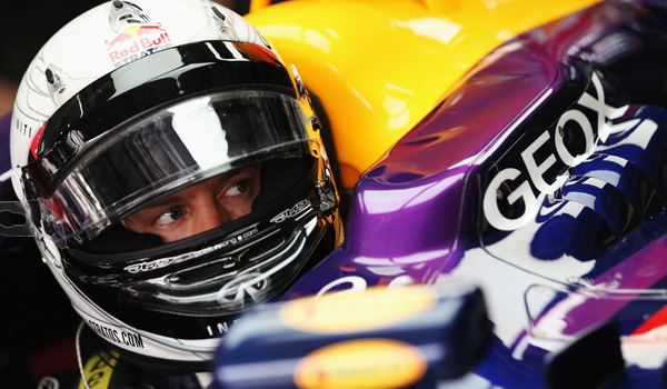 Vettel, en el cockpit de su coche.