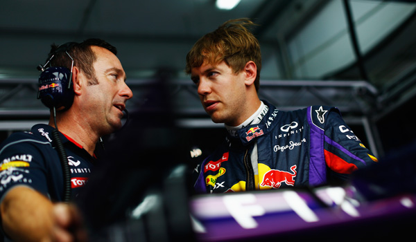 Vettel, charlando con un ingeniero.