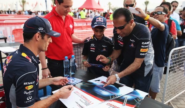 Webber, firmando autógrafos en Bahrein.