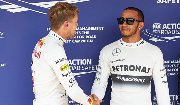 Hamilton saludando a Vettel.