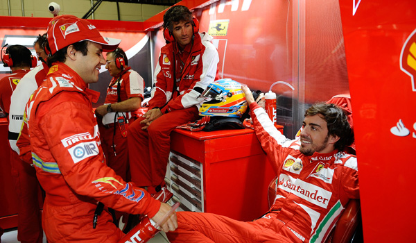 Alonso bromea con Massa en Brasil.