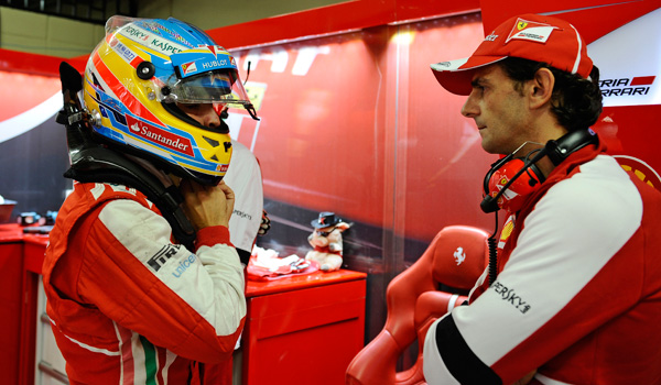 Alonso, charlando con De la Rosa.