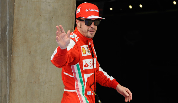 Alonso, saludando a los aficionados.