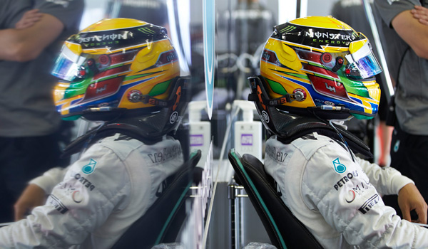 Hamilton, en el box de Mercedes.