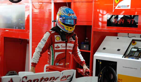 Alonso, en el box de su equipo.