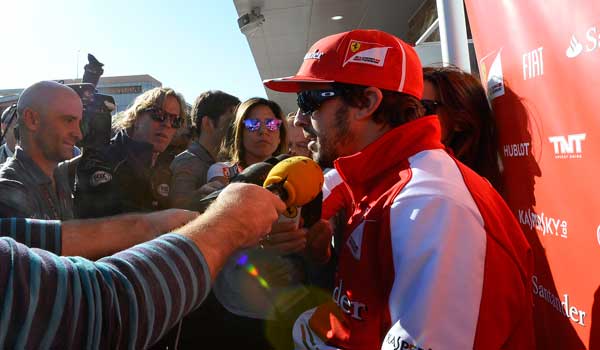 Alonso, atendiendo a los periodistas.
