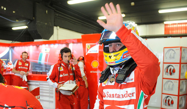 Alonso, saludando a los aficionados.