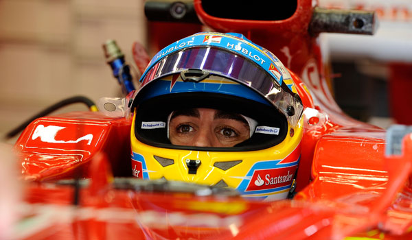 Alonso, en el cockpit de su F138.