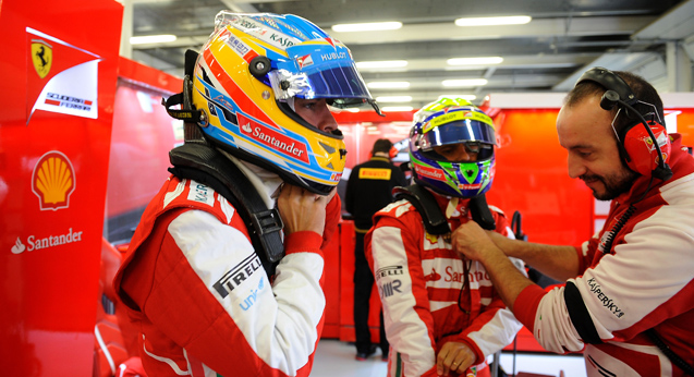 Alonso, en el box de Ferrari.