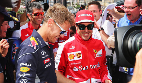 Alonso, saludando a Vettel.