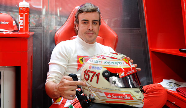 Alonso, en el box de Ferrari.