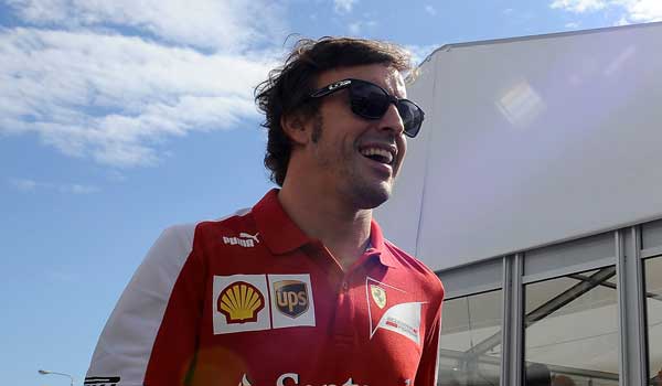 Alonso, llegando al circuito de la India.
