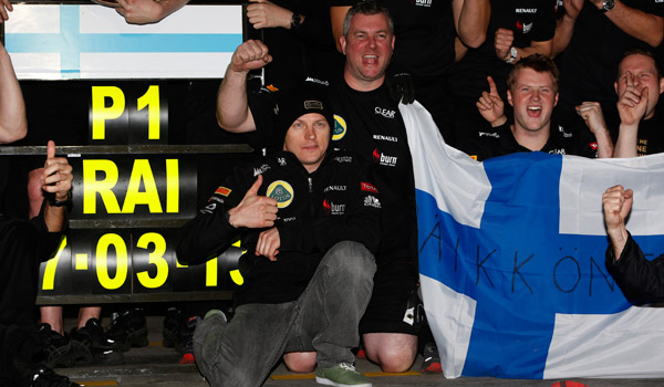 Kimi, celebrando la victoria con su equipo.