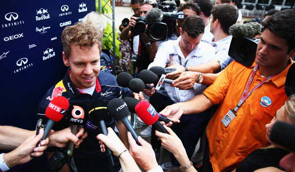 Vettel, atendiendo a la prensa en Malasia.