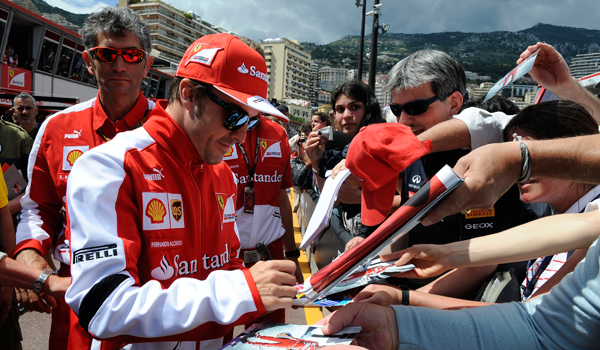 Alonso, firmando autógrafos.