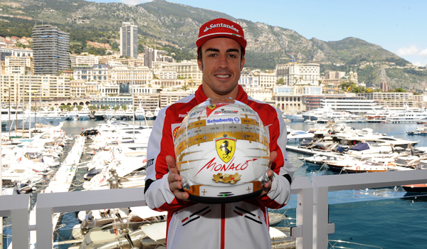Alonso, con su casco de Mónaco.