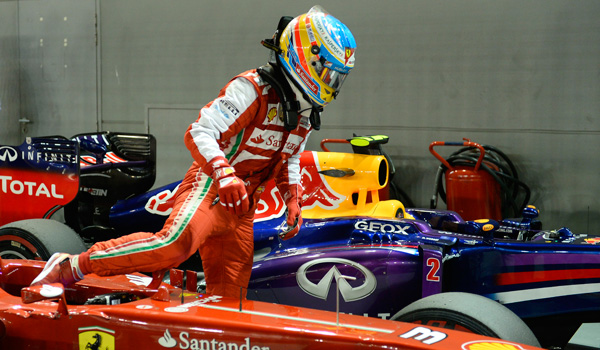 Alonso, bajándose del F138.