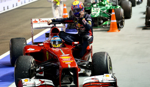 Alonso y Webber, llegando a boxes.