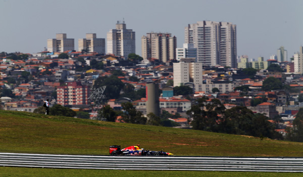 Red Bull, rodando en Interlagos.