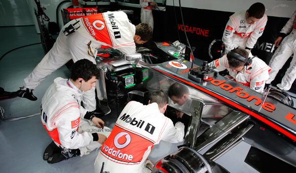 Mecánicos de McLaren, en pleno trabajo.