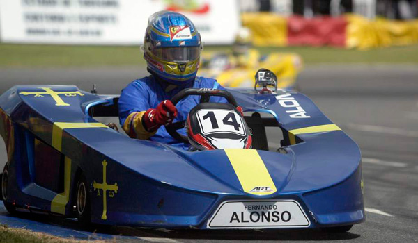 Alonso, pilotando un kart con el 14.