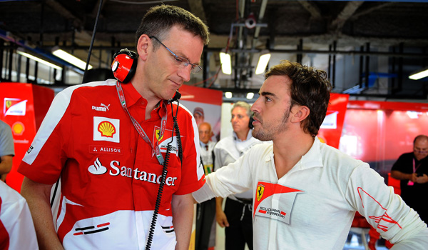 Alonso, charlando con un ingeniero.