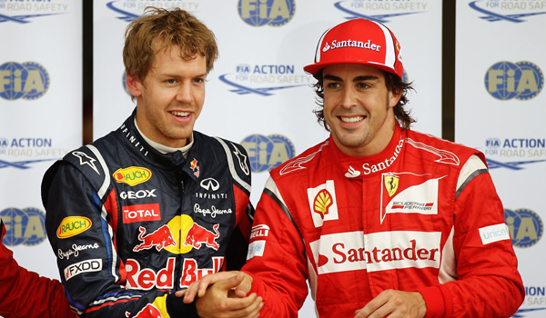 Vettel y Alonso, saludándose.