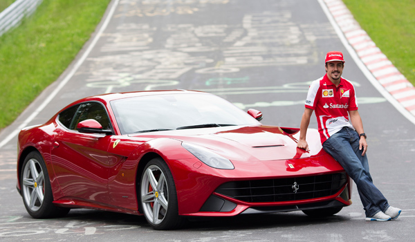 Alonso, con un Ferrari F12.