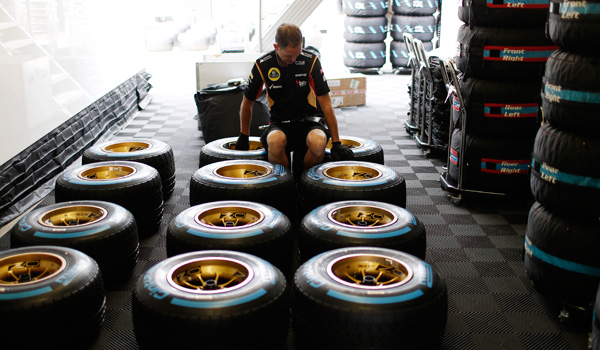 Un mecánico de Lotus, con los Pirelli.
