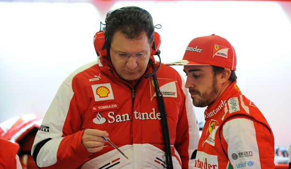 Alonso, charlando con sus ingenieros.