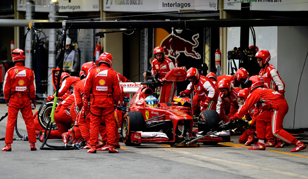 Alonso, durante un pitstop.