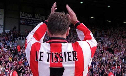 Le Tissier da las gracias aplaudiendo a la afición del Southampton.