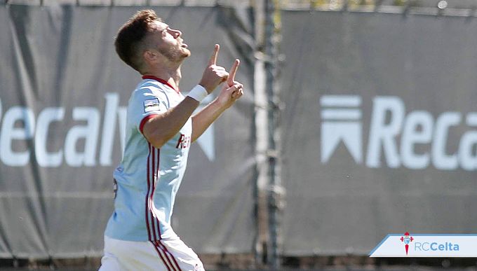 Juan Hernández celebra un gol con el Celta B (Foto: RCCV).