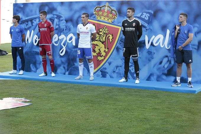 Así han sido las equipaciones del Real Zaragoza en la temporada 17/18 (Foto: Dani Marzo).